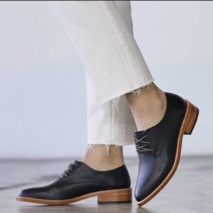 Like new classic women’s Nisolo James black Oxfords size 8.5